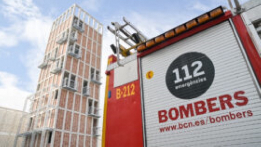 Los Bomberos de Barcelona estrenan torre de prácticas y transporte sanitario